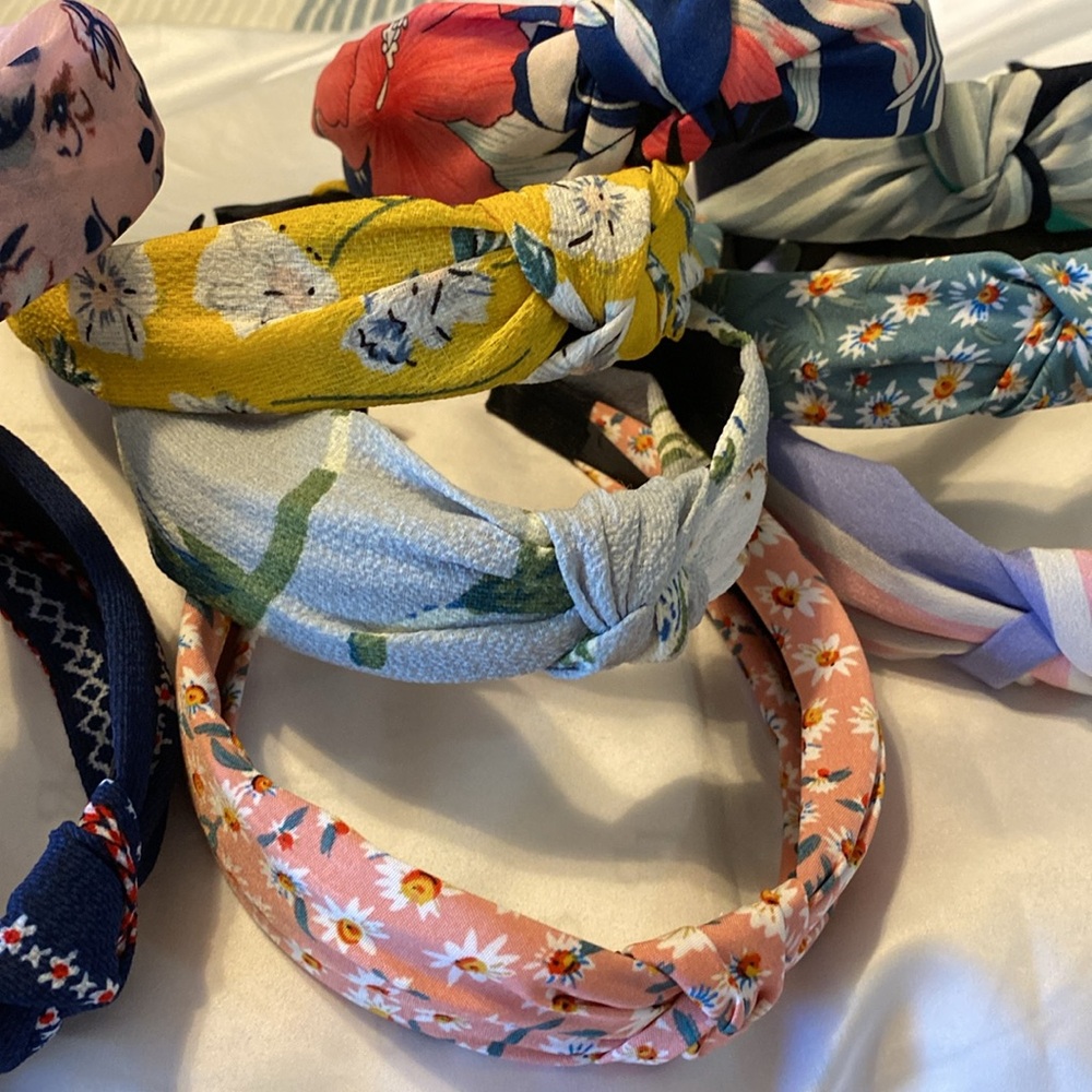 NWOT 10 cute headbands!! Great for all your Spring outfits!